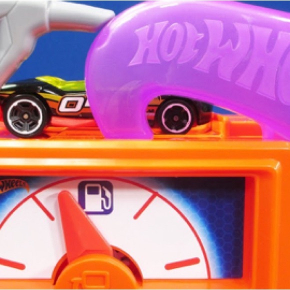 NEW| Hot Wheels City Downtown Speedy Fuel Stop Play Set Plus Car New In - Picture 2 of 4